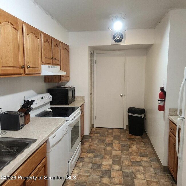 Building Photo - 220 Linden St