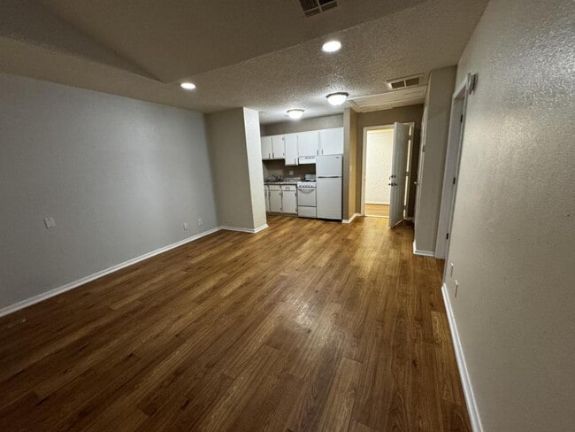 Building Photo - 103 E Central Ave