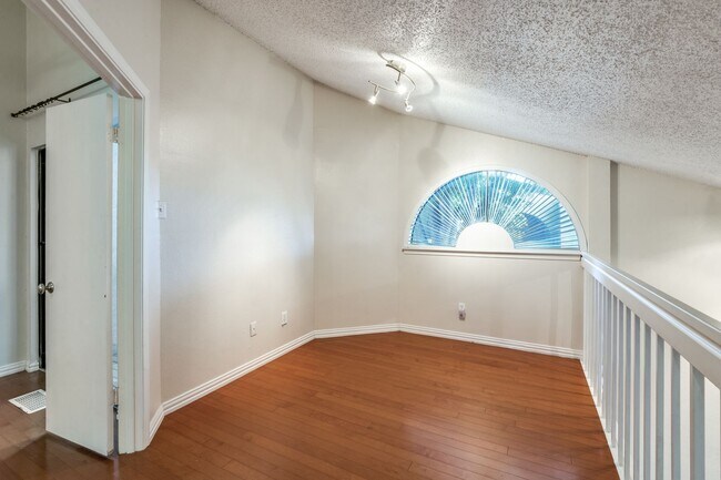 Building Photo - Charming 2 Bed, 2 Bath Condo in North Dall...