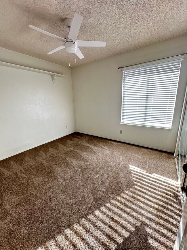 Building Photo - Spacious East Palmdale Home