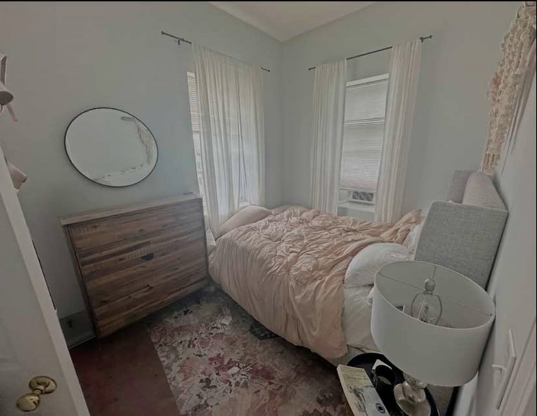 Building Photo - 716 E 6th St