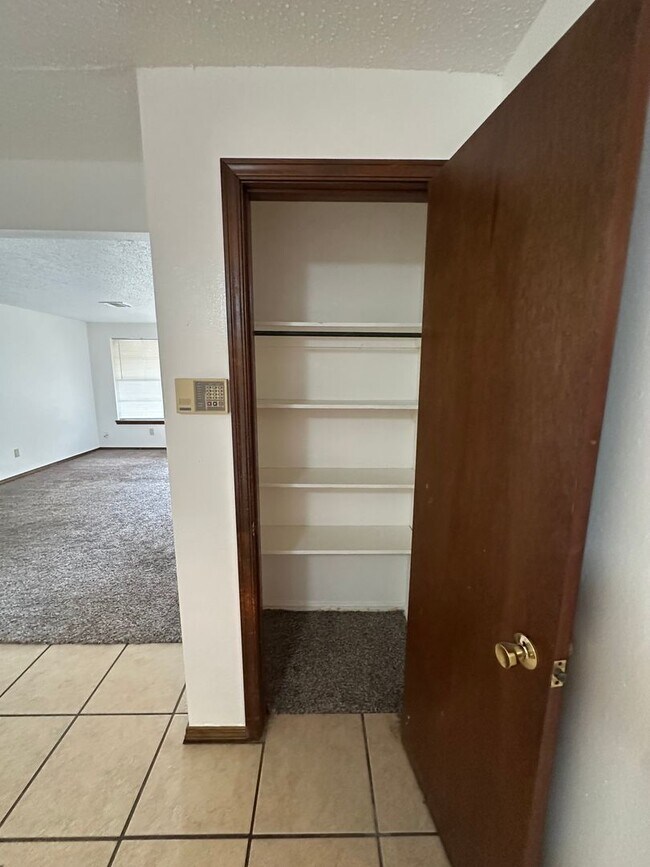 Building Photo - 4808 S Dimple Dr