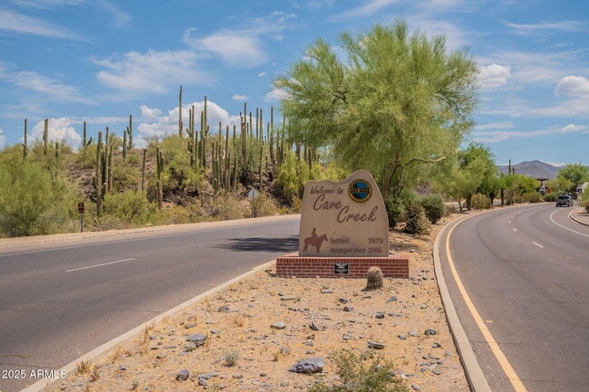 Building Photo - 6041 E Valley Way