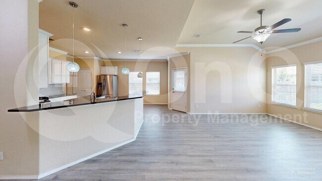 Building Photo - 400 Plum Ct