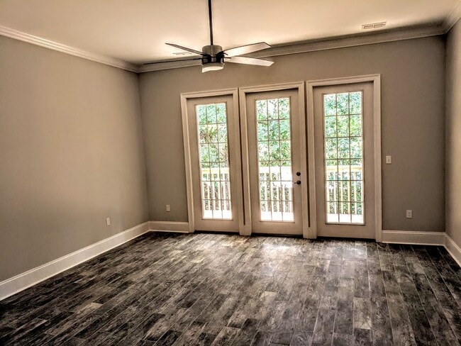 Building Photo - An amazing Townhouse for people who like b...