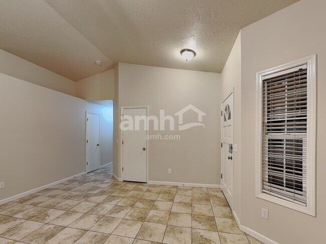 Building Photo - 1075 W Egret Dr