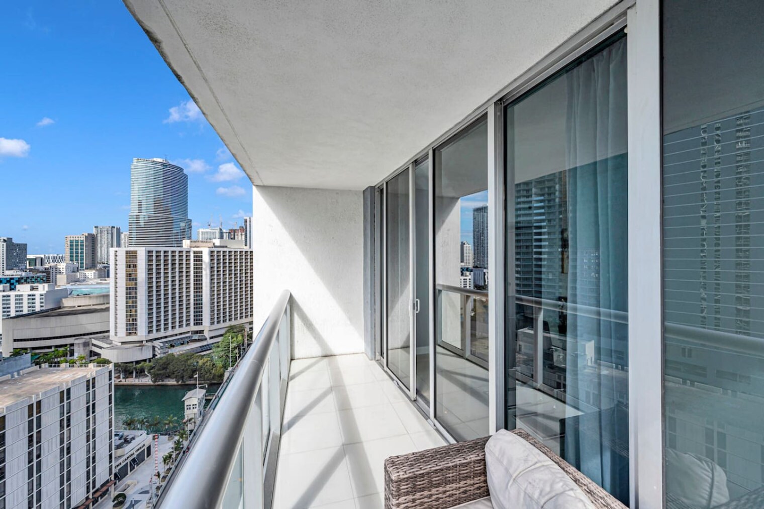 Building Photo - 485 Brickell Ave