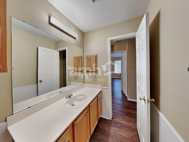 Building Photo - 432 Round Rock Rd