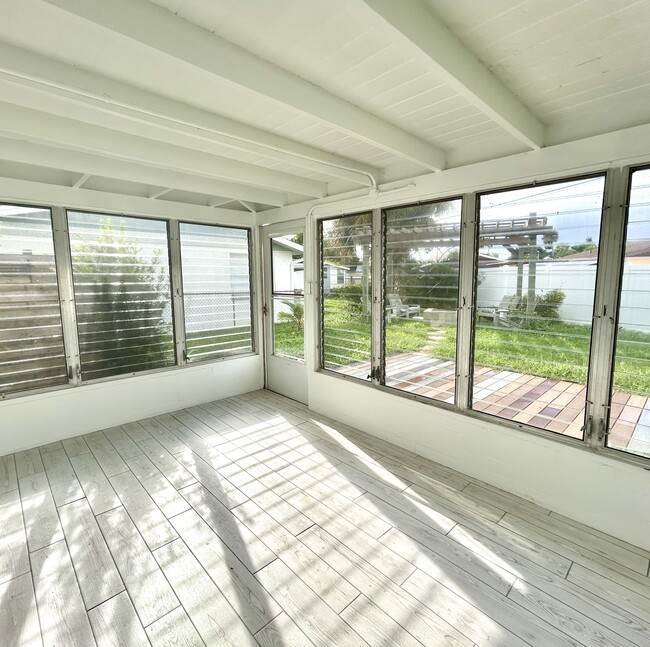 Florida room - 52 River Shore Dr