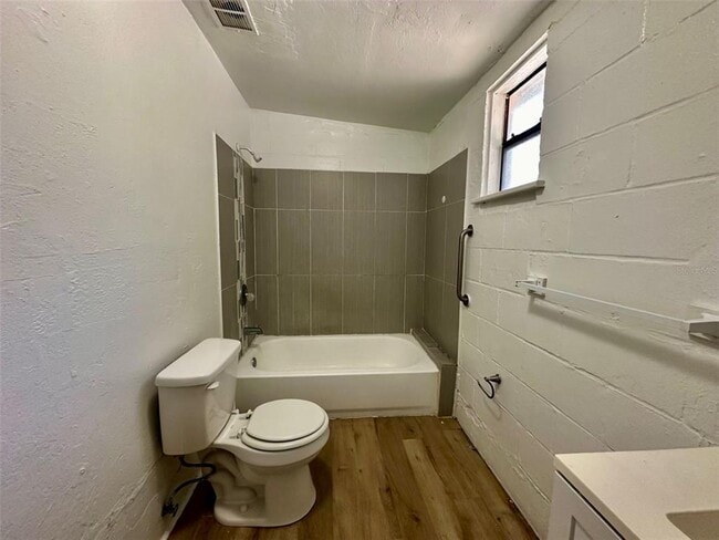 Building Photo - 647 NE Waldo Rd