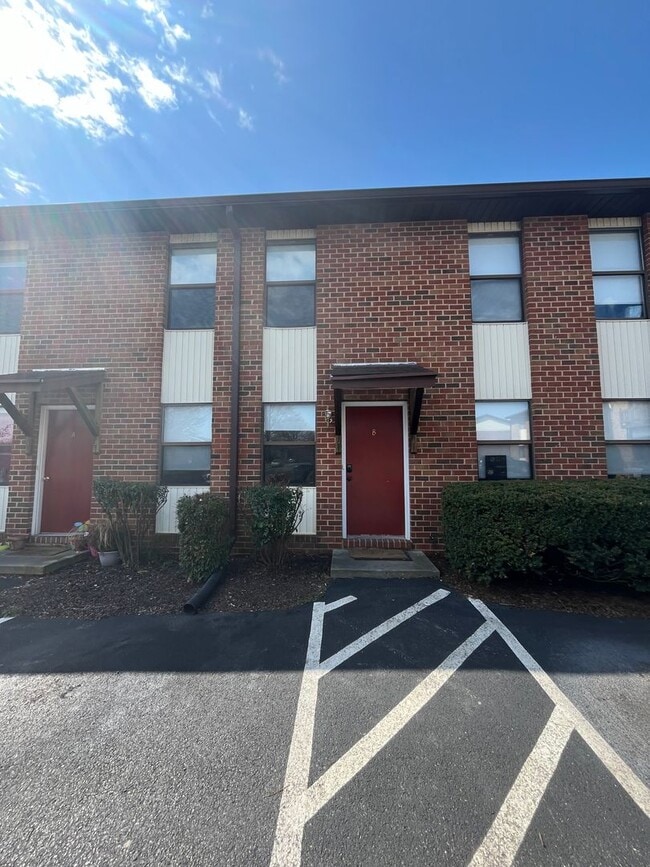 Building Photo - Townhouse for rent near EMU