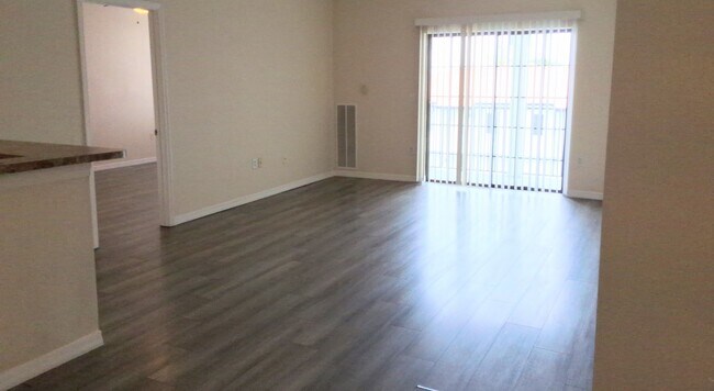 Building Photo - Beautiful 2 bedroom/2 bath condo with a ba...