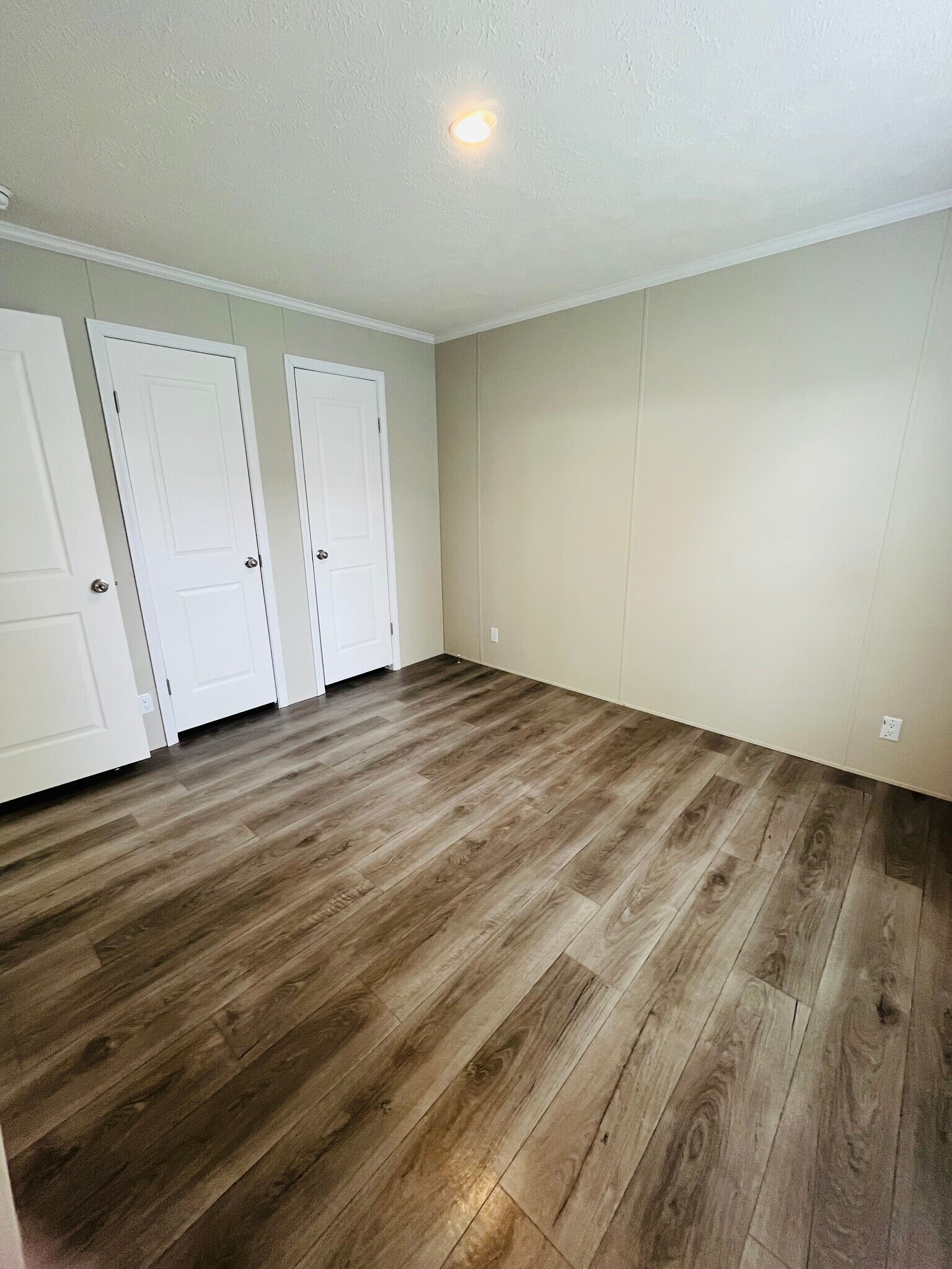 Building Photo - 9356 River Dr