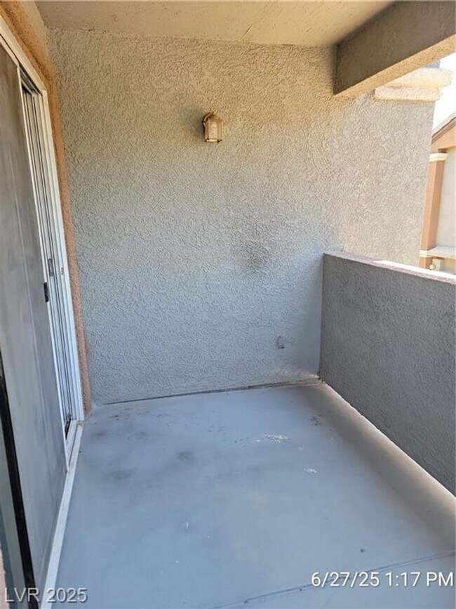 Building Photo - Well-Designed Silverado Ranch Condo | Spli...