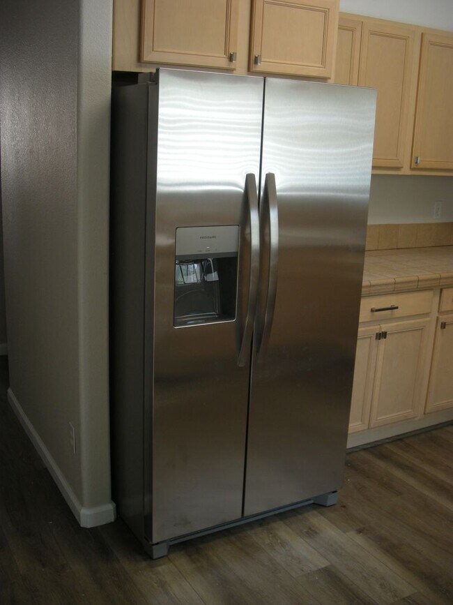 Building Photo - Two Bedroom, Two and a Half Bath Townhome ...