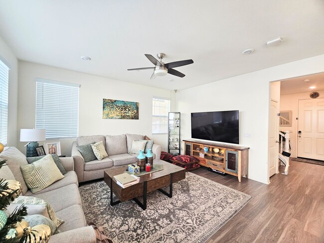 Building Photo - Beautiful Condo In a Nice Neighborhood 2 car garage