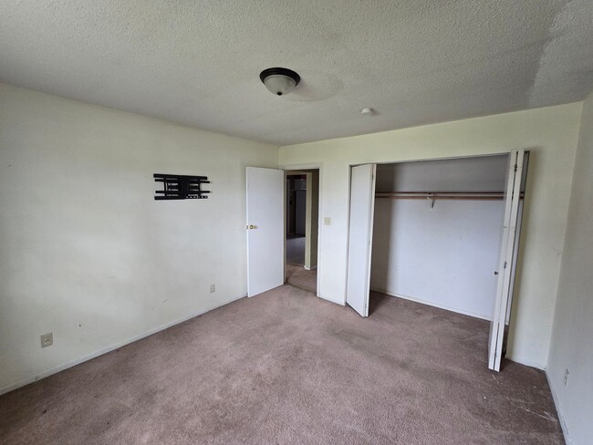 Building Photo - 3 Bedroom 2 Bathroom for $1350.00
