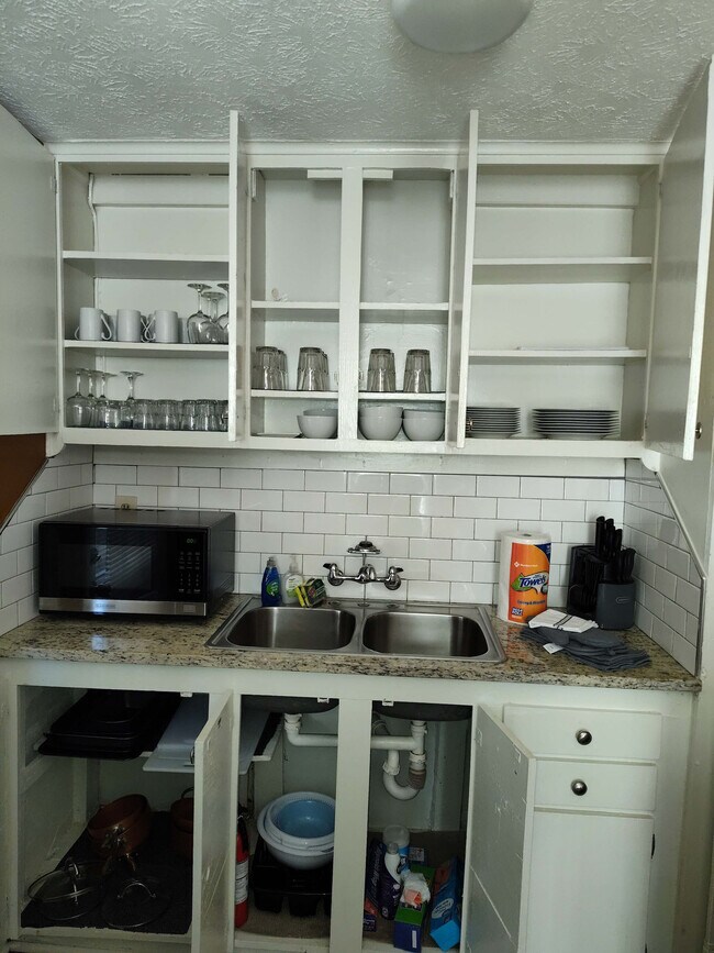 Building Photo - 3912 Crestview Dr