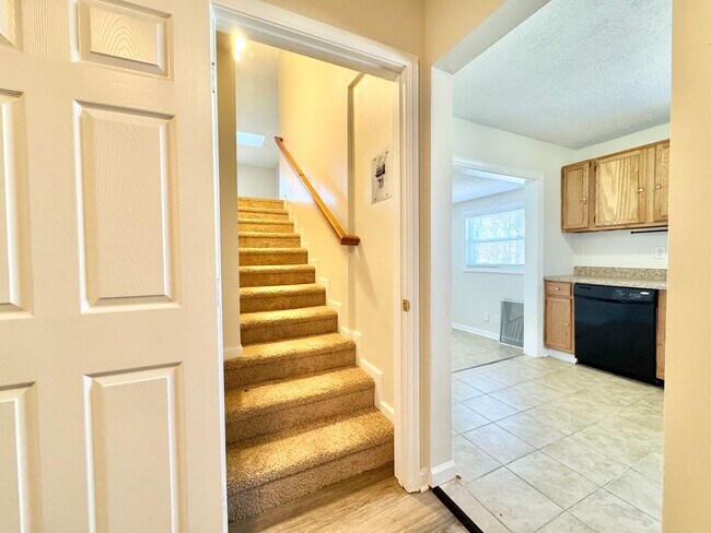 Building Photo - Spacious 4 Bedroom Located in Garden Homes