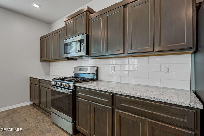 Building Photo - 13130 Oakhampton Ave