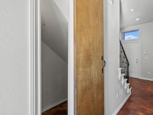 Building Photo - Move in Special! Gorgeous newer 2br 2.5ba Townhome!!