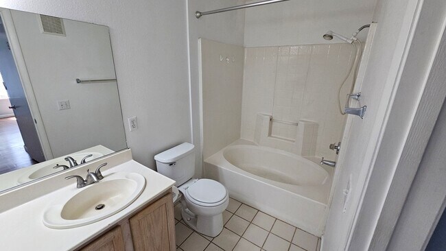 Building Photo - Cute Condo close to the Strip!!!