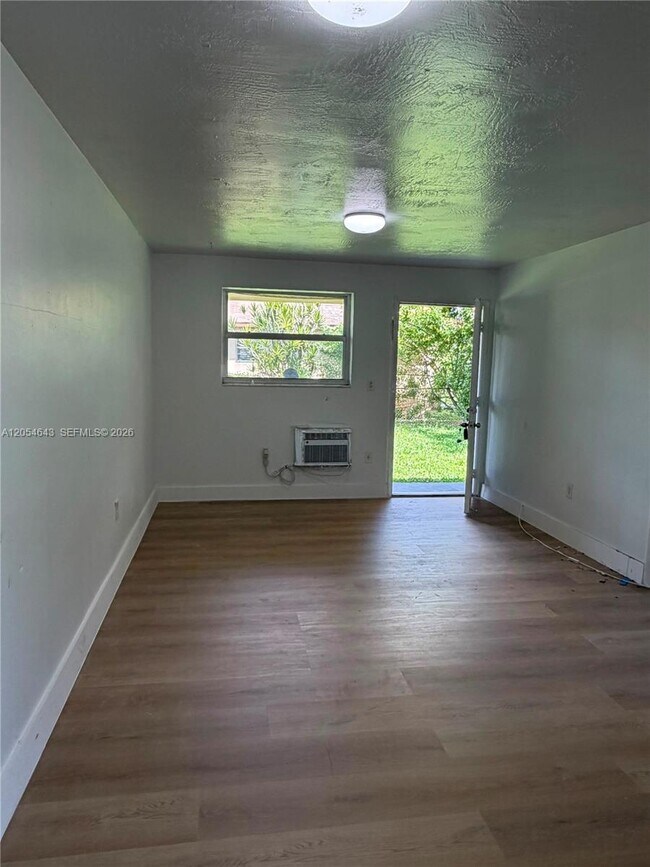 Building Photo - 1465 W 28th St