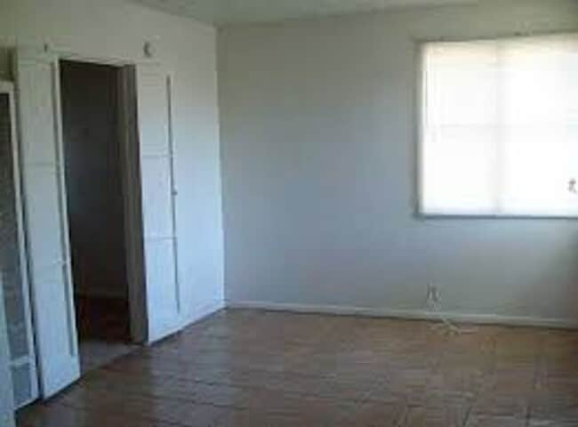 Building Photo - 1 Bedroom Duplex Avail