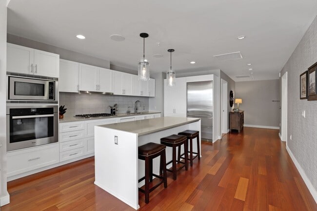 Building Photo - Elegant South Waterfront with 2 Parking Sp...