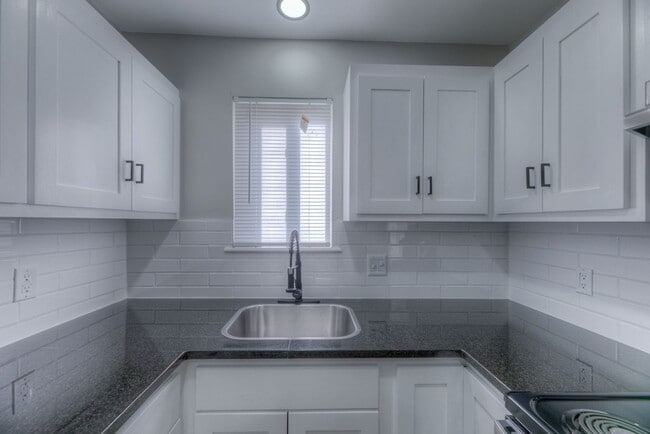 Primary Photo - Windsor Village Townhomes