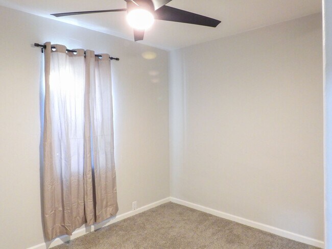 Building Photo - Close to Downtown 3 Bed 2 Bath with Fenced Backyard