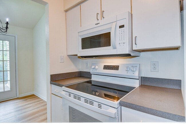 Building Photo - 2393 London Pointe Dr