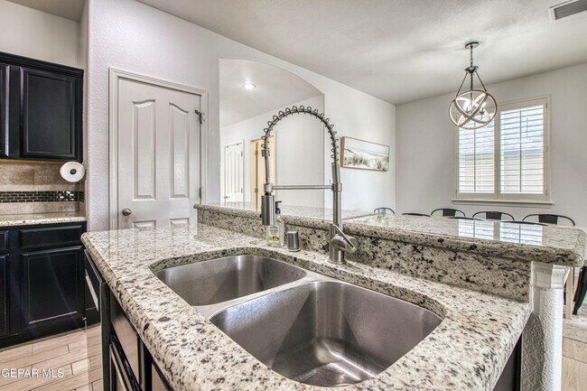 Building Photo - 7517 Red Cedar Dr