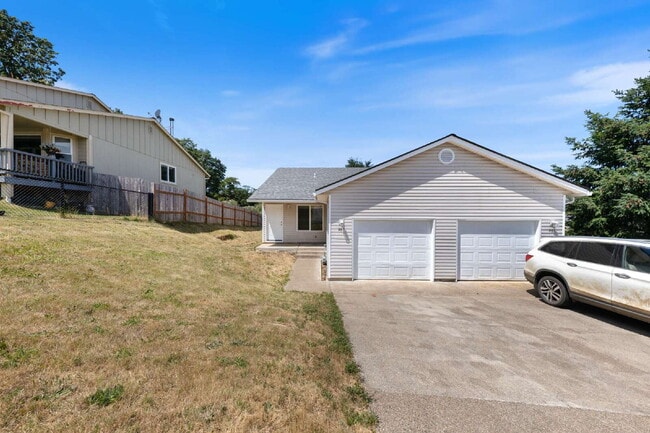 Building Photo - Spacious 3 bedroom Duplex