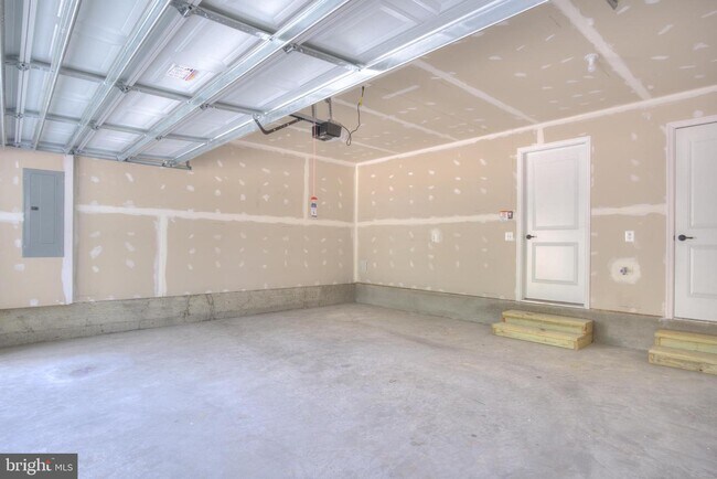 Building Photo - 2506 EMBER Ln