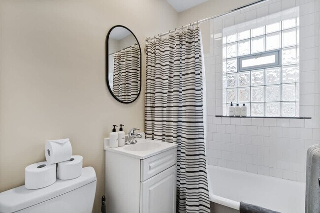 Building Photo - 927 W Oakdale Ave