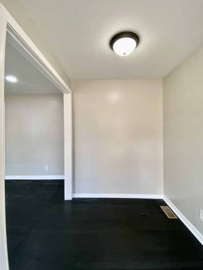 Building Photo - "Charming 3-Bedroom Rental with Hardwood Floors in Florence, AL - A Must-See!"