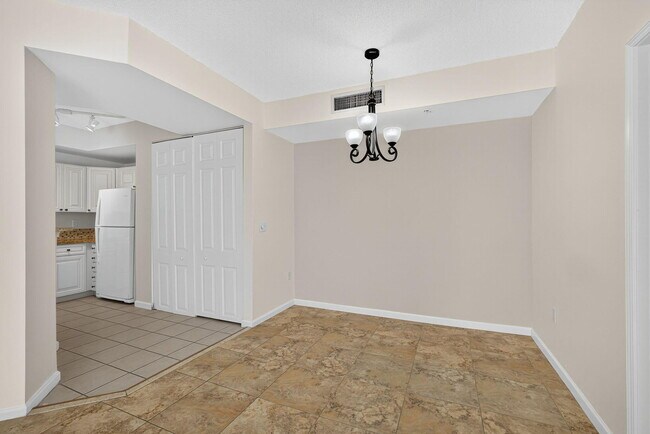 Building Photo - 720 S Sapodilla Ave