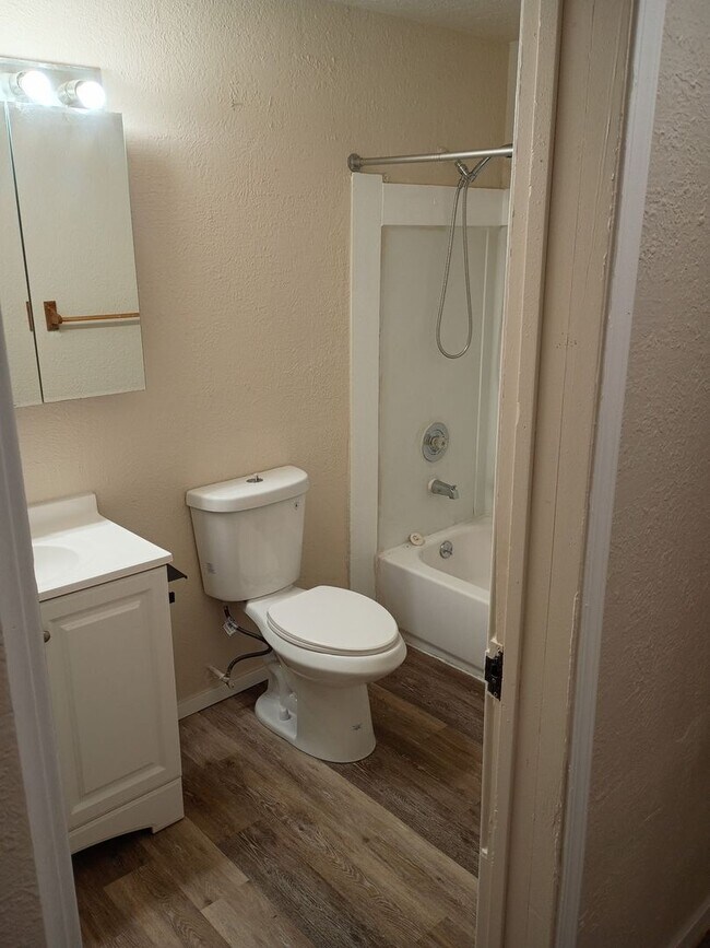 Building Photo - NE Spokane 2 bedroom apartment (Fresh paint and flooring)