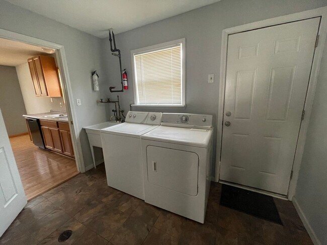 Building Photo - 3 BED 1 BATH SINGLE FAMILY, RANCH STYLE HOME ----- LONG ST. LIVONIA
