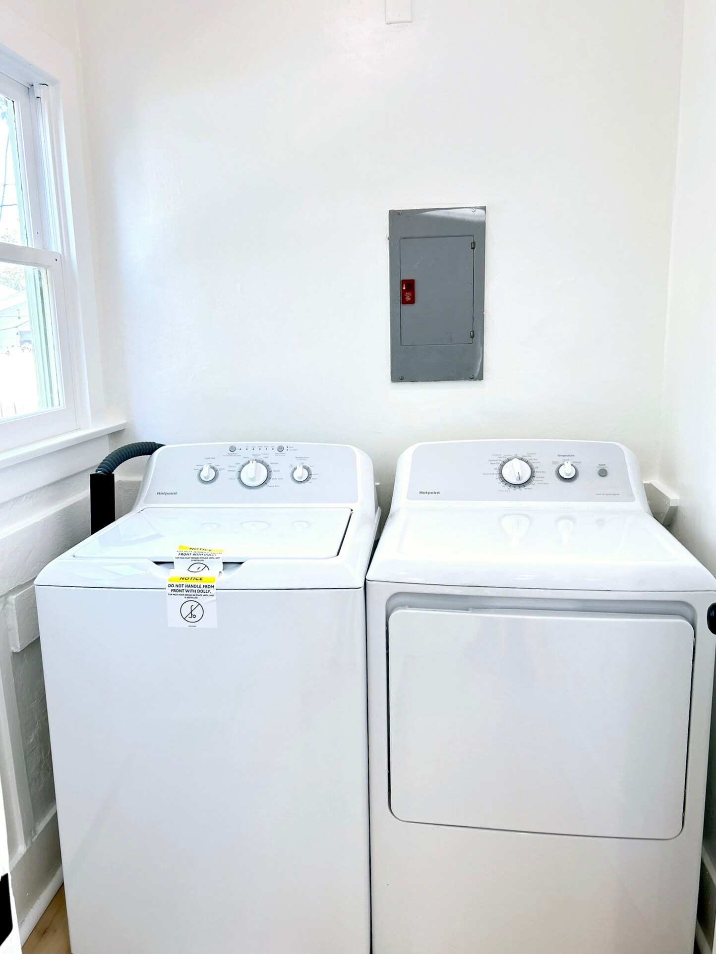 910 Victoria Ave - Private inside laundry - 910 Victoria Ave
