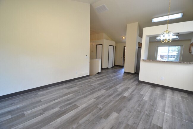 Building Photo - 5 Bed 3 Bath Ranch with Finished Basement