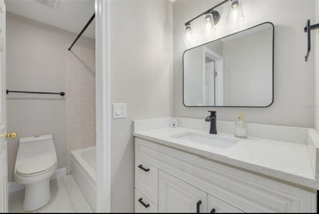 Building Photo - 2 Bedroom/1 Bathroom 2nd floor condo at Pa...