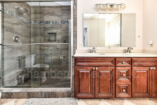 Building Photo - 1328 N Ivanhoe St