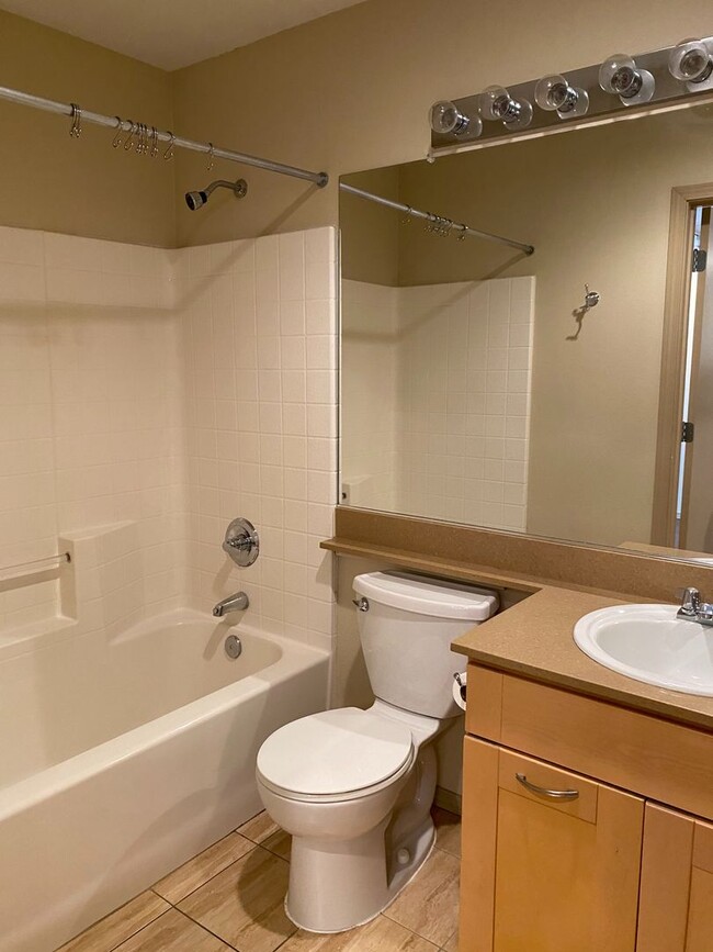 Building Photo - 1 Bed 1 Bath Condo in Seattle - Includes P...