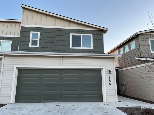 Building Photo - Townhome in Nampa close to CWI