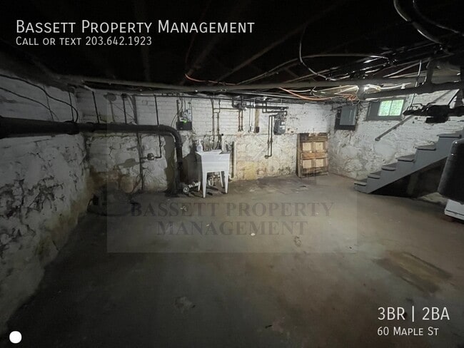 Building Photo - 60 Maple St