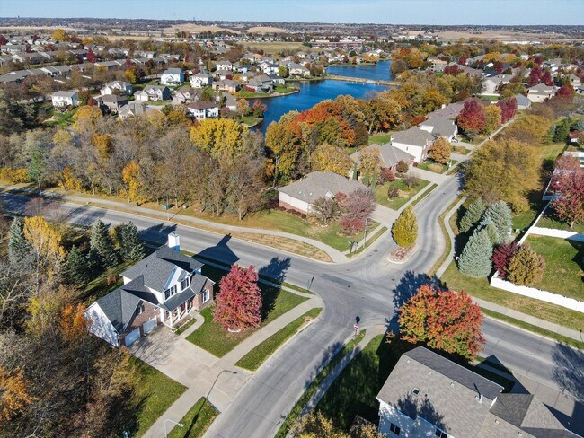 Building Photo - Home For Rent Bellevue.