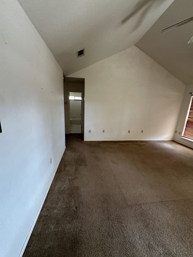 Building Photo - 3 BED / 2 Bath  AVAILABLE NOW