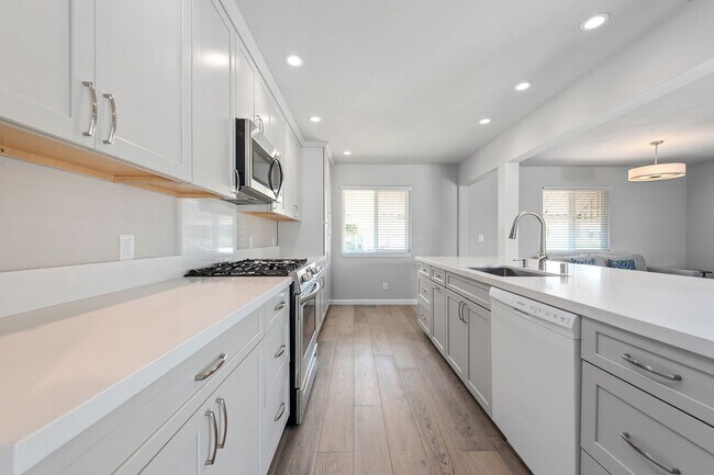 Building Photo - Spacious 3 BD / 2 BA Home with Beautifully...